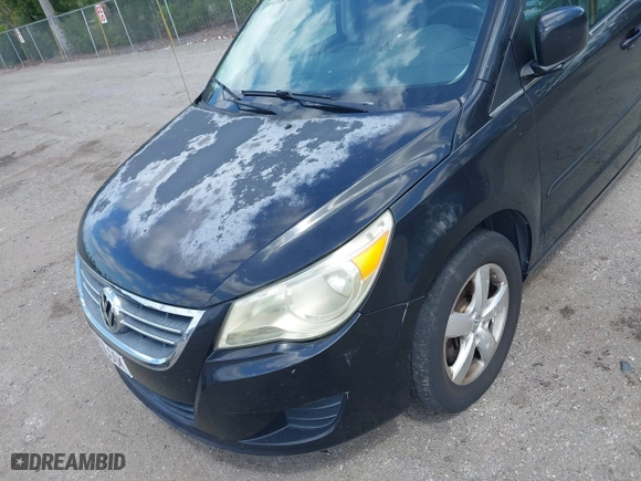 2010 Volkswagen Routan SE with VIN 2V4RW3D12AR186616, listed as a IAAI auction lot 42087154 with 90,735 mi miles. Bid and sale history available at carsss.com. Image 6.