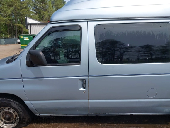 1999 Ford Econoline Passenger XL z VIN 1FMRE112XXHA78677, wystawiony jako IAAI lot #41973782 z przebiegiem 142 051 mil mil oraz . Historia ofert i sprzedaży dostępna na DreamBid. Obrazek 14.
