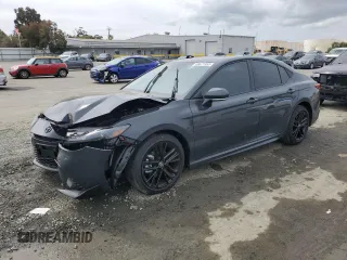 2025 Toyota Camry LE z VIN 4T1DAACK1SU109012, wystawiony jako Copart lot #49672865 z przebiegiem 8 705 mil mil oraz Szkoda całkowita • Salvage title. Historia ofert i sprzedaży dostępna na DreamBid. Obrazek 1.
