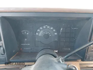 1988 Chevrolet Silverado 2500 z VIN 1GCFC24H4JZ186099, wystawiony jako IAAI lot #42067699 z przebiegiem 174 023 mil mil oraz . Historia ofert i sprzedaży dostępna na DreamBid. Obrazek 7.