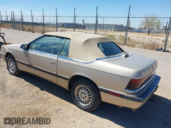 1992 Chrysler LeBaron z VIN 1C3XU4532NF283782, wystawiony jako IAAI lot #41841326 z przebiegiem 99 528 mil mil oraz . Historia ofert i sprzedaży dostępna na DreamBid. Obrazek 3.
