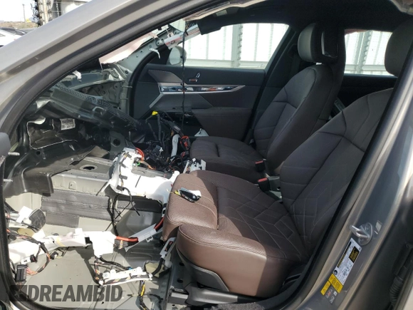 2024 BMW i7 eDrive50 z VIN WBY43EJ06RCP00894, wystawiony jako Copart lot #78689954 z przebiegiem Nie podano mil oraz Szkoda całkowita • Salvage title. Historia ofert i sprzedaży dostępna na DreamBid. Obrazek 7.