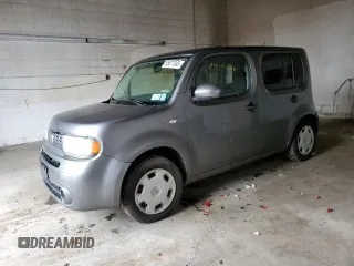 2013 Nissan Cube SL z VIN JN8AZ2KR9DT303157, wystawiony jako Copart lot #55671345 z przebiegiem 258 421 mil mil oraz Szkody całkowita. Historia ofert i sprzedaży dostępna na DreamBid. Obrazek 1.