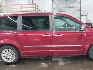 2014 Chrysler Town & Country Limited z VIN 2C4RC1GG2ER453993, wystawiony jako IAAI lot #41942877 z przebiegiem 181 701 mil mil oraz . Historia ofert i sprzedaży dostępna na DreamBid. Obrazek 14.