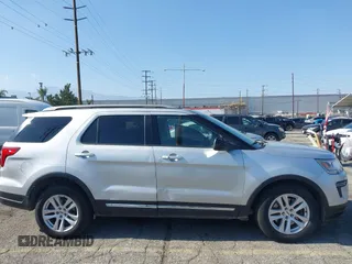 2018 Ford Explorer XLT z VIN 1FM5K7D84JGA81047, wystawiony jako IAAI lot #42216772 z przebiegiem 127 613 mil mil oraz . Historia ofert i sprzedaży dostępna na DreamBid. Obrazek 13.