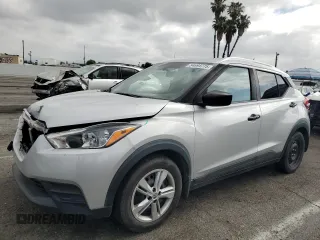 2019 Nissan Kicks S z VIN 3N1CP5CU8KL523957, wystawiony jako Copart lot #54694775 z przebiegiem 87 929 mil mil oraz Szkoda całkowita • Salvage title. Historia ofert i sprzedaży dostępna na DreamBid. Obrazek 1.