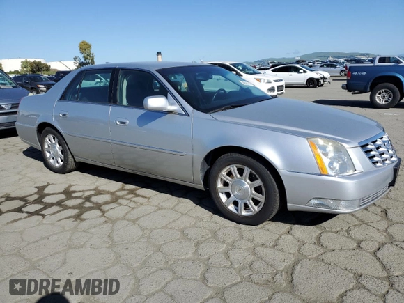 2010 Cadillac DTS 1SA z VIN 1G6KA5EY4AU126988, wystawiony jako Copart lot #49551415 z przebiegiem 114 768 mil mil oraz Czysty tytuł • Clean title. Historia ofert i sprzedaży dostępna na DreamBid. Obrazek 4.