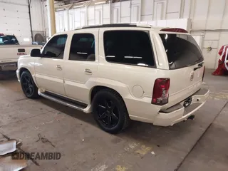 2003 Cadillac Escalade z VIN 1GYEK63N53R162632, wystawiony jako IAAI lot #41542627 z przebiegiem 147 577 mil mil oraz . Historia ofert i sprzedaży dostępna na DreamBid. Obrazek 3.