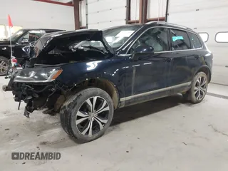 2017 Volkswagen Touareg Wolfsburg Edition z VIN WVGRF7BP0HD003232, wystawiony jako IAAI lot #41985161 z przebiegiem 165 850 mil mil oraz . Historia ofert i sprzedaży dostępna na DreamBid. Obrazek 18.