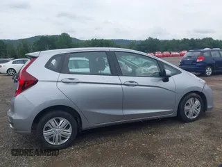 2019 Honda Fit LX z VIN 3HGGK5H45KM725916, wystawiony jako IAAI lot #42654907 z przebiegiem 92 580 mil mil oraz . Historia ofert i sprzedaży dostępna na DreamBid. Obrazek 13.