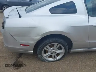 2014 Ford Mustang V6 с VIN 1ZVBP8AMXE5297192, выставлен на аукционе IAAI как лот 42231701 с пробегом Не указан миль и . История ставок и продаж доступна на DreamBid. Изображение 17.