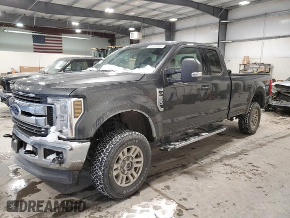 2018 Ford F-250 XL z VIN 1FT7X2B61JEB71609, wystawiony jako Copart lot #45167395 z przebiegiem 107 493 mil mil oraz Szkoda całkowita • Salvage title. Historia ofert i sprzedaży dostępna na DreamBid. Obrazek 1.