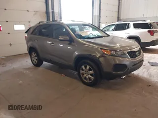 2012 Kia Sorento LX z VIN 5XYKTDA2XCG243630, wystawiony jako IAAI lot #42009750 z przebiegiem 181 801 mil mil oraz . Historia ofert i sprzedaży dostępna na DreamBid. Obrazek 1.