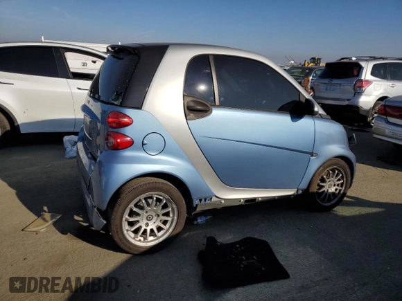 2011 Smart fortwo Pure z VIN WMEEJ3BA1BK431045, wystawiony jako Copart lot #87462044 z przebiegiem 22 128 mil mil oraz Szkoda całkowita • Salvage title. Historia ofert i sprzedaży dostępna na DreamBid. Obrazek 3.