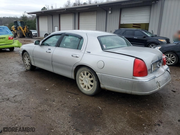 2007 Lincoln Town Car Signature Limited with VIN 1LNHM82W67Y634069, listed as a Copart auction lot 43238685 with 218,610 mi miles and Salvage Title. Bid and sale history available at carsss.com. Image 2.
