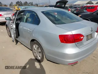 2013 Volkswagen Jetta Sedan SE with VIN 3VWDP7AJ9DM218211, listed as a IAAI auction lot 41493793 with 211,789 mi miles. Bid and sale history available at carsss.com. Image 3.