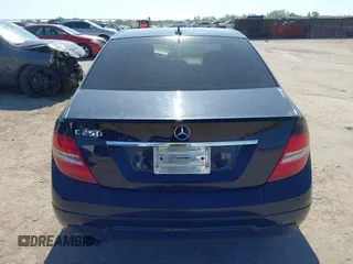 2014 Mercedes-Benz C 250 Sport z VIN WDDGF4HB3EG205312, wystawiony jako IAAI lot #42187909 z przebiegiem 136 079 mil mil oraz . Historia ofert i sprzedaży dostępna na DreamBid. Obrazek 16.