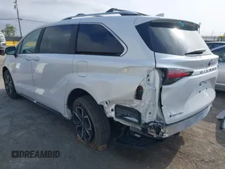 2025 Toyota Sienna Platinum z VIN 5TDESKFC0SS168394, wystawiony jako IAAI lot #42110535 z przebiegiem 7 905 mil mil oraz . Historia ofert i sprzedaży dostępna na DreamBid. Obrazek 3.