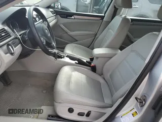 2014 Volkswagen Passat SE z VIN 1VWBT7A30EC076841, wystawiony jako Copart lot #52970685 z przebiegiem 142 628 mil mil oraz Szkoda całkowita • Salvage title. Historia ofert i sprzedaży dostępna na DreamBid. Obrazek 7.