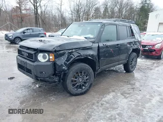 2024 Toyota Land Cruiser z VIN JTEABFAJ6RK007928, wystawiony jako IAAI lot #41575919 z przebiegiem 9282 mil mil oraz . Historia ofert i sprzedaży dostępna na DreamBid. Obrazek 2.