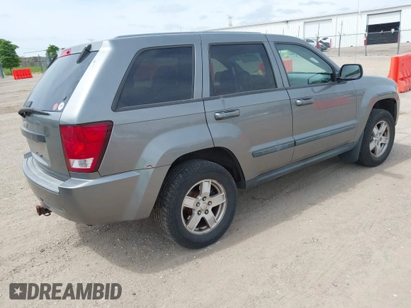 2007 Jeep Grand Cherokee Laredo z VIN 1J8GR48K77C660281, wystawiony jako IAAI lot #42293216 z przebiegiem 242 714 mil mil oraz . Historia ofert i sprzedaży dostępna na DreamBid. Obrazek 4.