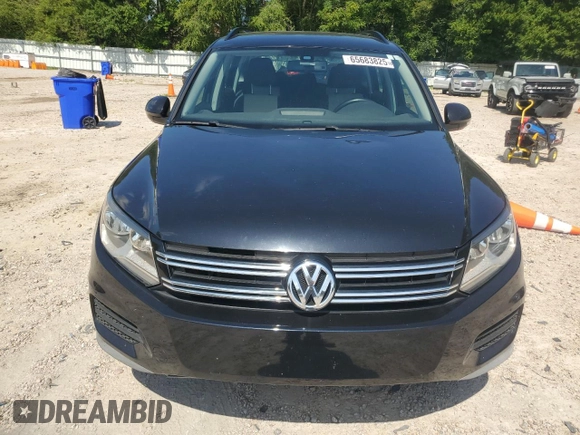 2017 Volkswagen Tiguan S z VIN WVGBV7AX1HK031915, wystawiony jako Copart lot #65683825 z przebiegiem 86 068 mil mil oraz Czysty tytuł • Clean title. Historia ofert i sprzedaży dostępna na DreamBid. Obrazek 5.