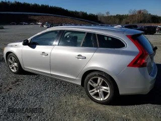 2015 Volvo V60 z VIN YV1612SD8F1212533, wystawiony jako Copart lot #84704784 z przebiegiem 150 988 mil mil oraz Czysty tytuł • Clean title. Historia ofert i sprzedaży dostępna na DreamBid. Obrazek 2.