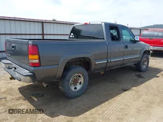 2000 Chevrolet Silverado 2500 LS z VIN 1GCGK29U7YE398008, wystawiony jako IAAI lot #42432596 z przebiegiem 217 691 mil mil oraz . Historia ofert i sprzedaży dostępna na DreamBid. Obrazek 4.
