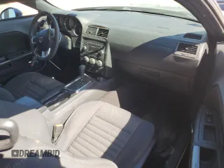 2013 Dodge Challenger SXT z VIN 2C3CDYAG5DH695223, wystawiony jako Copart lot #57690455 z przebiegiem 76 831 mil mil oraz Szkoda całkowita • Salvage title. Historia ofert i sprzedaży dostępna na DreamBid. Obrazek 8.