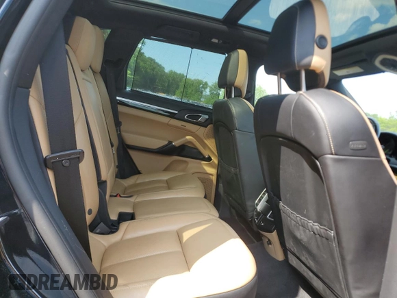 2016 Porsche Cayenne S E-Hybrid z VIN WP1AE2A23GLA17545, wystawiony jako Copart lot #58556435 z przebiegiem 136 497 mil mil oraz Szkoda całkowita • Salvage title. Historia ofert i sprzedaży dostępna na DreamBid. Obrazek 11.