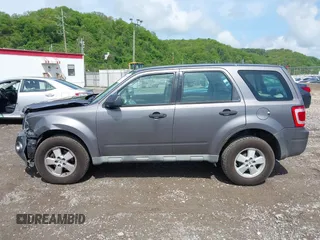 2009 Ford Escape XLS z VIN 1FMCU02709KC11692, wystawiony jako IAAI lot #42202890 z przebiegiem 155 243 mil mil oraz . Historia ofert i sprzedaży dostępna na DreamBid. Obrazek 14.
