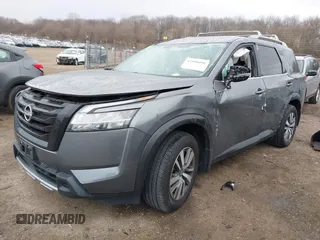 2024 Nissan Pathfinder SL z VIN 5N1DR3CC8RC233291, wystawiony jako IAAI lot #42006096 z przebiegiem 21 839 mil mil oraz . Historia ofert i sprzedaży dostępna na DreamBid. Obrazek 2.