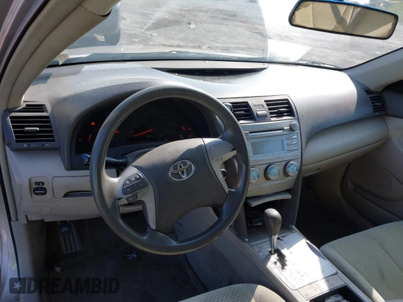 2008 Toyota Camry LE z VIN 4T1BK46K58U565640, wystawiony jako IAAI lot #42402223 z przebiegiem 147 181 mil mil oraz . Historia ofert i sprzedaży dostępna na DreamBid. Obrazek 14.