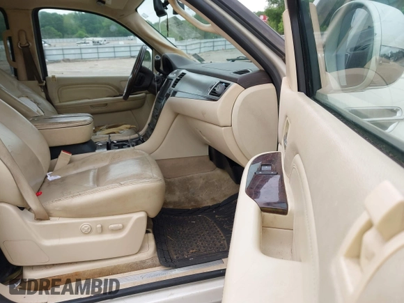 2007 Cadillac Escalade EXT with VIN 3GYFK62817G141539, listed as a IAAI auction lot 42022337 with 211,440 mi miles. Bid and sale history available at carsss.com. Image 5.