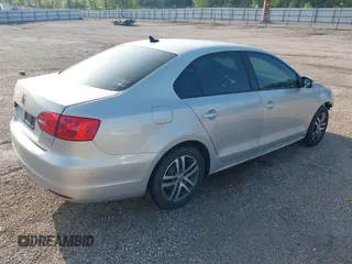 2011 Volkswagen Jetta Sedan SE w/Convenience & Sunroof with VIN 3VWDX7AJ5BM322367, listed as a IAAI auction lot 41845769 with 147,262 mi miles. Bid and sale history available at carsss.com. Image 4.