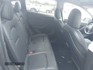 2021 Tesla Model Y Long Range z VIN 5YJYGDEE6MF070068, wystawiony jako IAAI lot #42224634 z przebiegiem 33 850 mil mil oraz . Historia ofert i sprzedaży dostępna na DreamBid. Obrazek 8.
