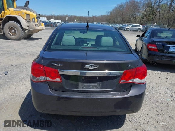 2014 Chevrolet Cruze 1LT z VIN 1G1PC5SB7E7352808, wystawiony jako IAAI lot #42143880 z przebiegiem 111 865 mil mil oraz . Historia ofert i sprzedaży dostępna na DreamBid. Obrazek 16.