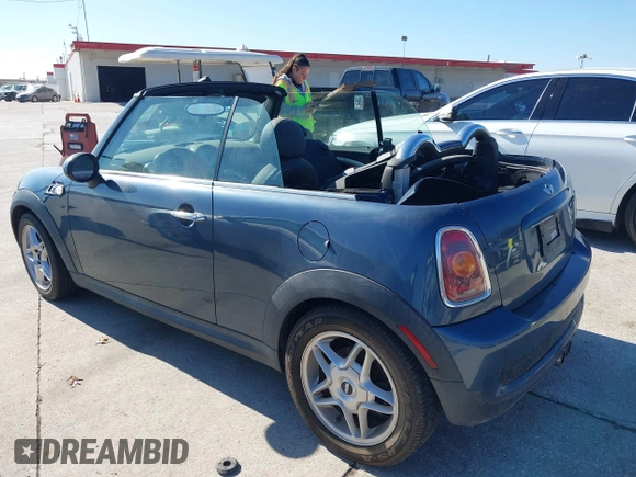 2010 MINI Convertible S с VIN WMWMS3C51ATZ85345, выставлен на аукционе IAAI как лот 41472622 с пробегом 136 061 миль миль и . История ставок и продаж доступна на DreamBid. Изображение 3.