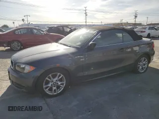 2008 BMW 1 Series 128i z VIN WBAUN13518VH79536, wystawiony jako Copart lot #49862135 z przebiegiem 66 284 mil mil oraz Szkody całkowita. Historia ofert i sprzedaży dostępna na DreamBid. Obrazek 1.