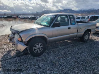2003 GMC Sonoma SLS with VIN 1GTDT19X838102330, listed as a Copart auction lot 44064695 with 165,227 mi miles and Salvage Title. Bid and sale history available at carsss.com. Image 1.