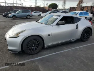2012 Nissan 370Z z VIN JN1AZ4EH6CM562422, wystawiony jako Copart lot #43180135 z przebiegiem 81 519 mil mil oraz Szkody całkowita. Historia ofert i sprzedaży dostępna na DreamBid. Obrazek 1.