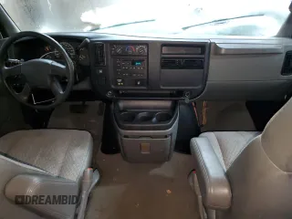 2006 Chevrolet Express Passenger z VIN 1GAHG35U061177638, wystawiony jako Copart lot #83433844 z przebiegiem 115 434 mil mil oraz Czysty tytuł • Clean title. Historia ofert i sprzedaży dostępna na DreamBid. Obrazek 8.