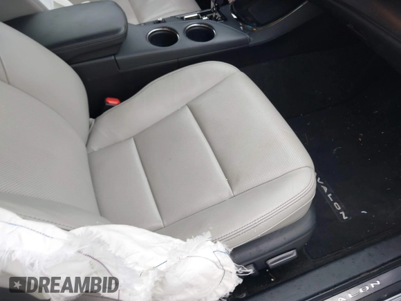2016 Toyota Avalon XLE Premium z VIN 4T1BD1EB0GU049999, wystawiony jako IAAI lot #41624589 z przebiegiem 61 785 mil mil oraz . Historia ofert i sprzedaży dostępna na DreamBid. Obrazek 5.