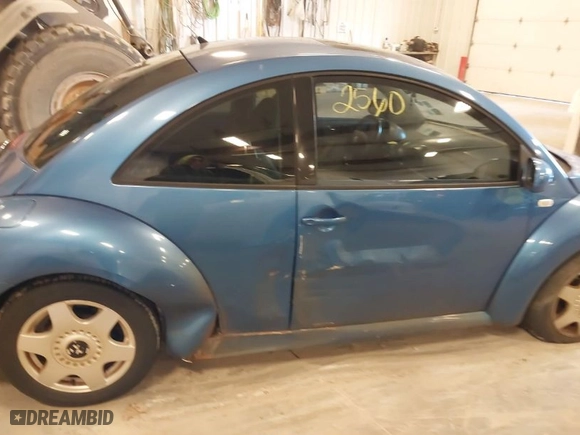 2001 Volkswagen New Beetle GLS with VIN 3VWCS21C21M433827, listed as a IAAI auction lot 41952560 with 128,220 mi miles. Bid and sale history available at carsss.com. Image 6.