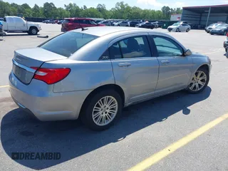 2013 Chrysler 200 Touring z VIN 1C3CCBBB9DN542645, wystawiony jako IAAI lot #42298710 z przebiegiem 114 317 mil mil oraz . Historia ofert i sprzedaży dostępna na DreamBid. Obrazek 4.