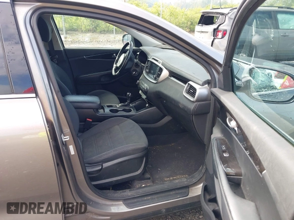 2017 Kia Sorento LX z VIN 5XYPGDA3XHG303917, wystawiony jako IAAI lot #42247202 z przebiegiem 110 279 mil mil oraz . Historia ofert i sprzedaży dostępna na DreamBid. Obrazek 5.