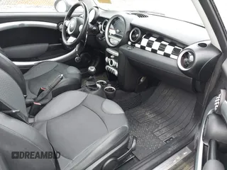 2010 MINI Hardtop z VIN WMWMF3C5XATZ26122, wystawiony jako IAAI lot #42377547 z przebiegiem 198 506 mil mil oraz . Historia ofert i sprzedaży dostępna na DreamBid. Obrazek 5.