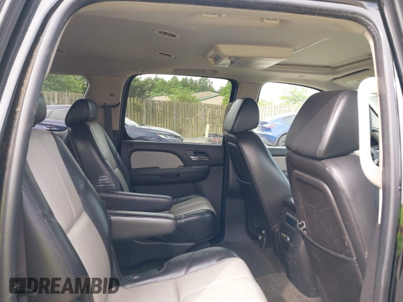 2007 Chevrolet Suburban LTZ z VIN 3GNFK16387G224495, wystawiony jako IAAI lot #42463438 z przebiegiem 190 297 mil mil oraz . Historia ofert i sprzedaży dostępna na DreamBid. Obrazek 8.