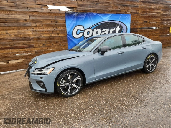 2024 Volvo S60 Plus Dark Theme z VIN 7JRL12TL4RG280801, wystawiony jako Copart lot #59200795 z przebiegiem 29 046 mil mil oraz Czysty tytuł • Clean title. Historia ofert i sprzedaży dostępna na DreamBid. Obrazek 1.