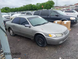 1999 Toyota Camry LE z VIN JT2BG22KXX0294301, wystawiony jako IAAI lot #42183821 z przebiegiem 281 243 mil mil oraz . Historia ofert i sprzedaży dostępna na DreamBid. Obrazek 1.